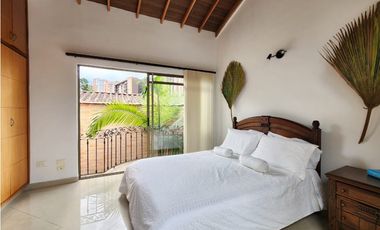 IMPONENTE CASA EN SABANETA CON BALCONES EN SU INTERIOR