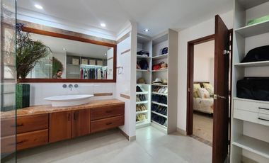IMPONENTE CASA EN SABANETA CON BALCONES EN SU INTERIOR