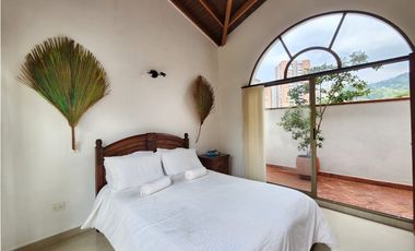 IMPONENTE CASA EN SABANETA CON BALCONES EN SU INTERIOR