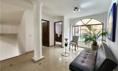 IMPONENTE CASA EN SABANETA CON BALCONES EN SU INTERIOR