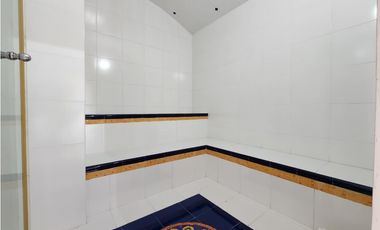 IMPONENTE CASA EN SABANETA CON BALCONES EN SU INTERIOR