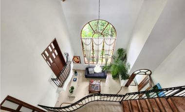 IMPONENTE CASA EN SABANETA CON BALCONES EN SU INTERIOR