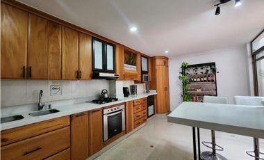 IMPONENTE CASA EN SABANETA CON BALCONES EN SU INTERIOR