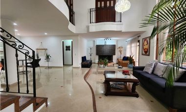 IMPONENTE CASA EN SABANETA CON BALCONES EN SU INTERIOR