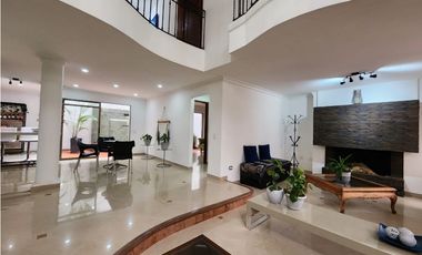 IMPONENTE CASA EN SABANETA CON BALCONES EN SU INTERIOR