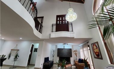 IMPONENTE CASA EN SABANETA CON BALCONES EN SU INTERIOR