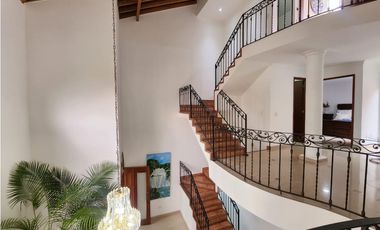 IMPONENTE CASA EN SABANETA CON BALCONES EN SU INTERIOR