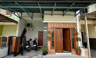 dijual rumah di bantul 2 lantai full furnished dalam cluster wiyoro