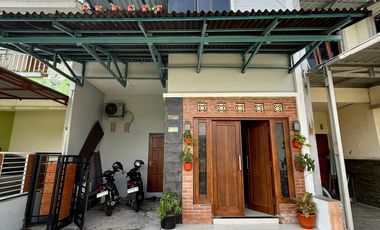 dijual rumah di bantul 2 lantai full furnished dalam cluster wiyoro