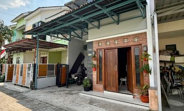 dijual rumah di bantul 2 lantai full furnished dalam cluster wiyoro