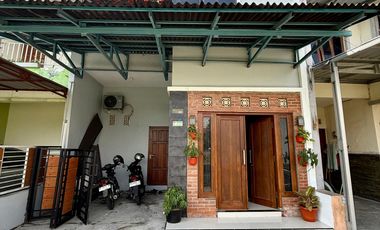 dijual rumah di bantul 2 lantai full furnished dalam cluster wiyoro