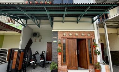 dijual rumah di bantul 2 lantai full furnished dalam cluster wiyoro
