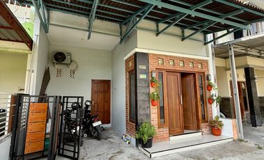 dijual rumah di bantul 2 lantai full furnished dalam cluster wiyoro