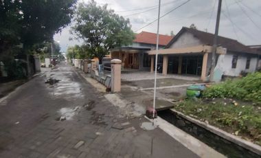 RUMAH DI KELURAHAN CEMANDI, SEDATI SIDOARJO