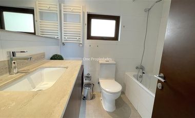Casa en Arriendo en Arrayán | Casa Arriendo 3D3B servicios jardín piscina | Lo Barnechea | One Propiedades
