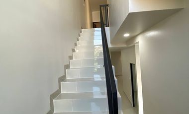 MILIKI SEGERA RUMAH IDAMAN DI VILLA MELATI MAS DESAIN MODERN, LOKASI STRATEGIS! .EN672.