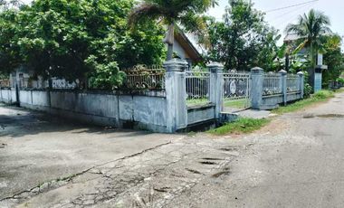 Rumah pinggir Jl. Rawa Bening RT 01. Pekanbaru.