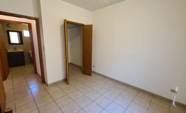 Se RENTA departamento de 2 recámaras, a 4 cuadras del malecón de Playa Hermosa.