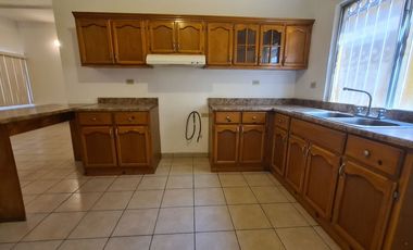 Se RENTA departamento de 2 recámaras, a 4 cuadras del malecón de Playa Hermosa.