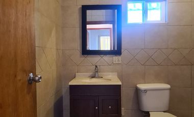 Se RENTA departamento de 2 recámaras, a 4 cuadras del malecón de Playa Hermosa.