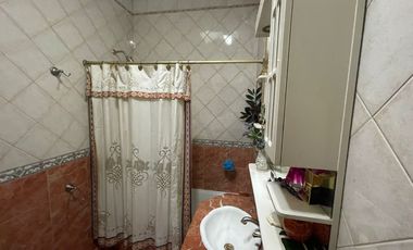 Casa en venta en 2 plantas sobre colectora de Gral Paz , Villa Lugano