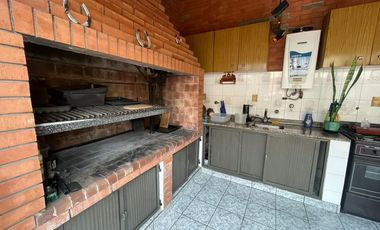 Casa en venta en 2 plantas sobre colectora de Gral Paz , Villa Lugano