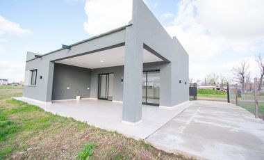 Casa en Funes Norte, 2 dormitorios. Raul Alfonsin 1430