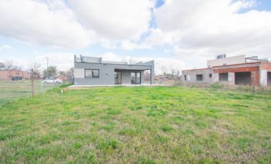 Casa en Funes Norte, 2 dormitorios. Raul Alfonsin 1430