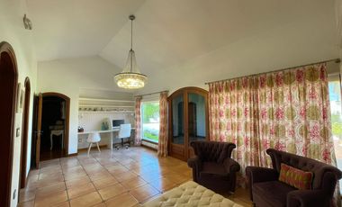 Vendo casa de categoría en Barrio Chalet