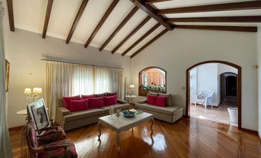 Vendo casa de categoría en Barrio Chalet
