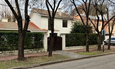 RETASADO. Gran esquina en el corazón de fisherton tradicional