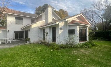 RETASADO. Gran esquina en el corazón de fisherton tradicional