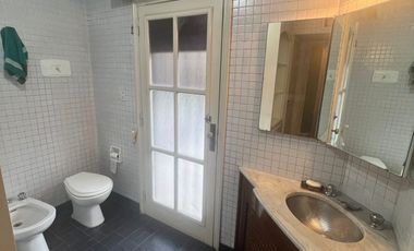 RETASADO. Gran esquina en el corazón de fisherton tradicional