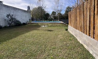 Complejo en venta sobre calle Los Mirlos - Monte