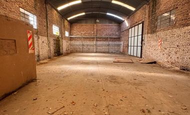 Venta galpón con casa al frente