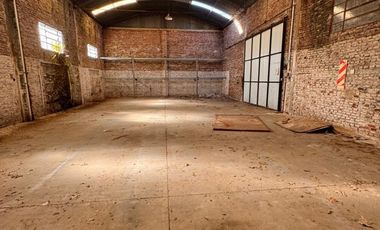 Venta galpón con casa al frente