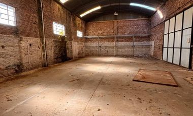 Venta galpón con casa al frente