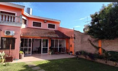 S/ANTONIO DE PADUA/ Casa  Padua 5 AMBIENTES,ESTADO IMPECABLE, APTO CREDITO , MUY BUENA UBICACIÓN, FINOS DETALLES,