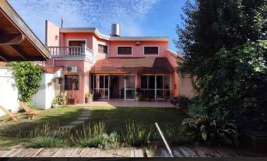 S/ANTONIO DE PADUA/ Casa  Padua 5 AMBIENTES,ESTADO IMPECABLE, APTO CREDITO , MUY BUENA UBICACIÓN, FINOS DETALLES,