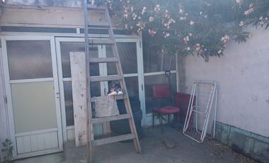 CASA EN MELINCUE. A PASOS DE LA TERMINAL DE COLECTIVOS. DOS DORMITORIOS. ALQUILADO