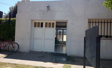 CASA EN MELINCUE. A PASOS DE LA TERMINAL DE COLECTIVOS. DOS DORMITORIOS. ALQUILADO