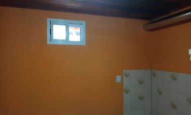 CASA EN MELINCUE. A PASOS DE LA TERMINAL DE COLECTIVOS. DOS DORMITORIOS. ALQUILADO