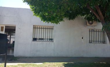 CASA EN MELINCUE. A PASOS DE LA TERMINAL DE COLECTIVOS. DOS DORMITORIOS. ALQUILADO