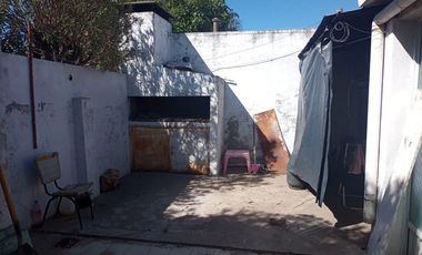 CASA EN MELINCUE. A PASOS DE LA TERMINAL DE COLECTIVOS. DOS DORMITORIOS. ALQUILADO