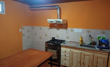 CASA EN MELINCUE. A PASOS DE LA TERMINAL DE COLECTIVOS. DOS DORMITORIOS. ALQUILADO