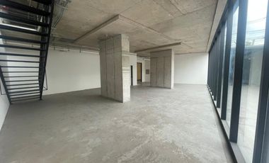 ARRIENDO Local Comercial 193,72 m2 Nivel Calle  y 119,58 m2 Subt. Vitacura