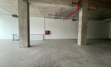 ARRIENDO Local Comercial 193,72 m2 Nivel Calle  y 119,58 m2 Subt. Vitacura