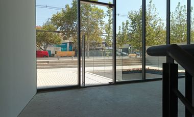 ARRIENDO Local Comercial, 217,54 m2 Nivel Calle + 196,91 m2 Subt. Vitacura