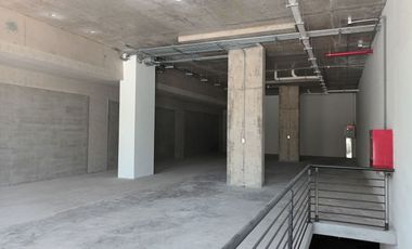 ARRIENDO Local Comercial, 217,54 m2 Nivel Calle + 196,91 m2 Subt. Vitacura