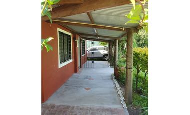 Casa quinta en Barrio Montemar - Calle Los tordos al 300